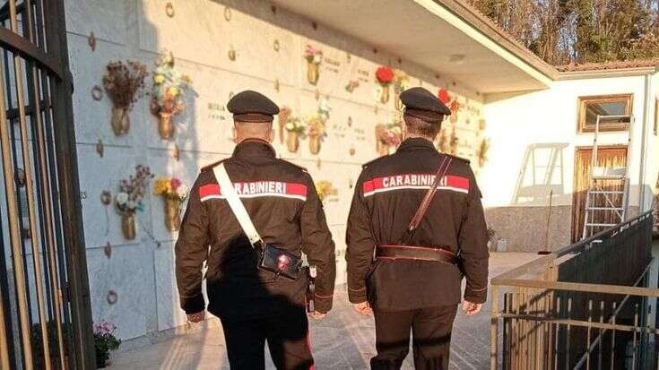 Mistero nel Vercellese, corpo di un uomo carbonizzato trovato in un cimitero