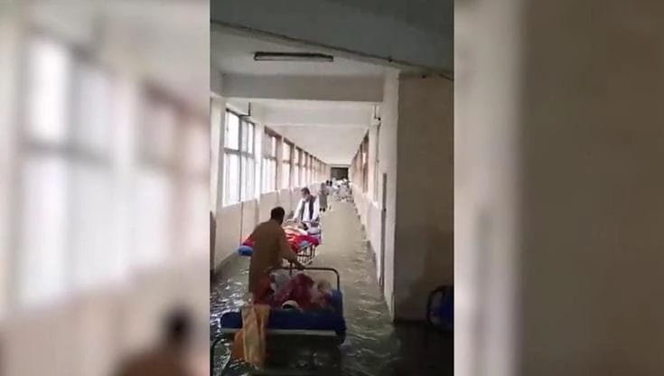 Pakistan, inondazioni e frane per le piogge monsoniche: l'ospedale di Abbottabad allagato