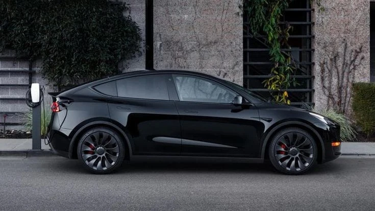 Dalla fabbrica a casa: Musk annuncia la prima Tesla che arriva a domicilio senza conducente