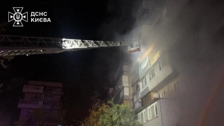 Attacco a Kiev, morti e feriti dopo raid con droni: le immagini dei soccorsi e dei danni