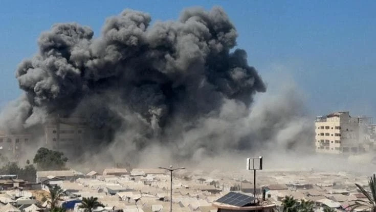 Gaza City, la bomba colpisce il palazzo che si sbriciola. L'Idf: ospitava terroristi di Hamas