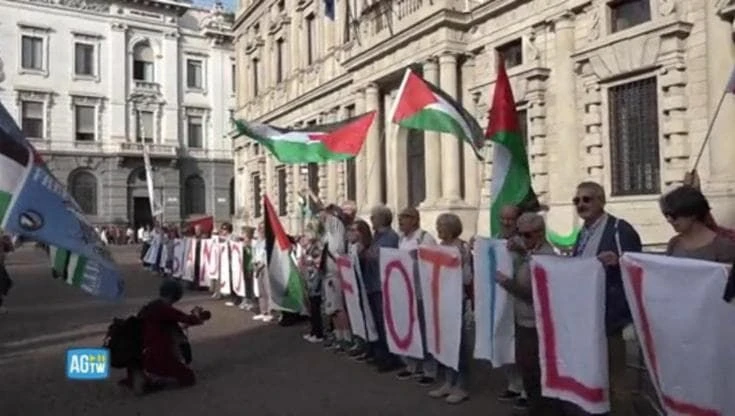 Flotilla, flash mob per la Palestina a Milano: 