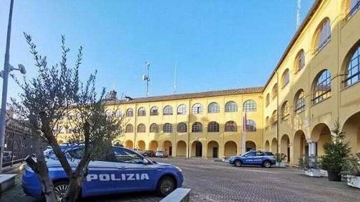 Lodi, non scende dal treno, picchia due poliziotti e un’infermiera che lo doveva visitare: arrestato 27enne che si definiva “soldato di dio”