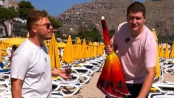 Matteo Hallisey, il blitz a Mondello contro i tornelli in spiaggia