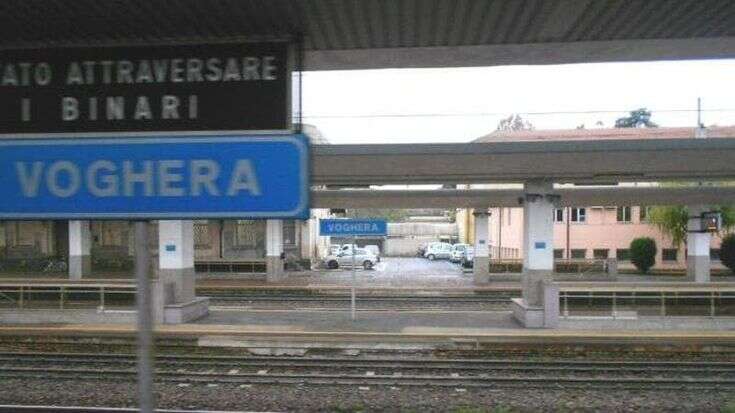 Uomo travolto e ucciso da un treno in stazione a Voghera: stava camminando accanto ai binari