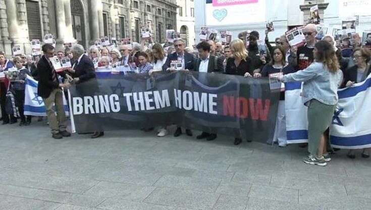 Milano, flash mob della comunità ebraica: “Liberate gli ostaggi”