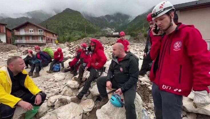 Alluvione in Bosnia, si scava nel fango alla ricerca dei dispersi: il paese è distrutta