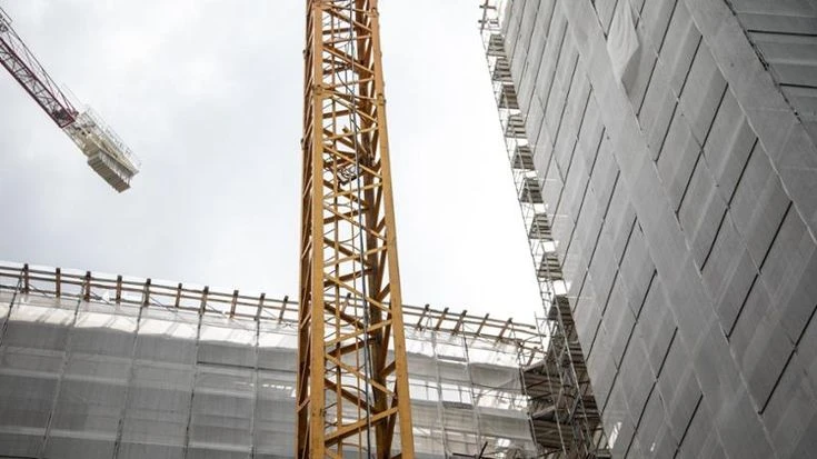 Palazzo di due piani diventa di cinque, il Tar lo blocca: “Giusto che Comune si adegui alla procura”