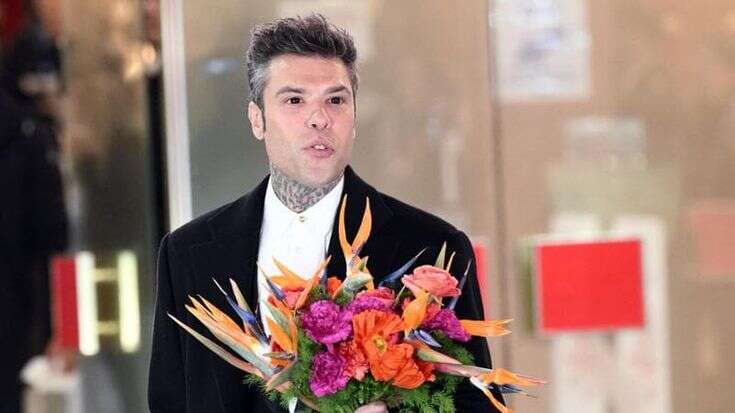 Fedez a Sanremo, gli occhi dilatati allarmano i fan: gli scatti di ieri sera diventano virali