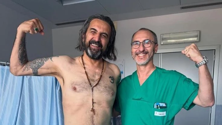 Omar Pedrini e la foto dall’ospedale con il chirurgo dopo le operazioni: “Cuore al 75% del recupero”