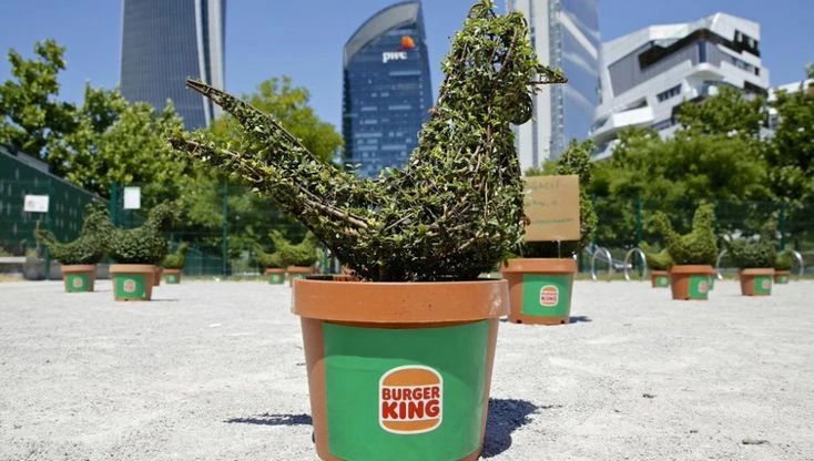 A Citylife spuntano sessanta 'polli verdi': è la campagna proteine-vegetali di Burger King