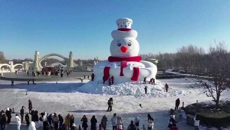 Cina, l'annuale fiera delle sculture invernali di Harbin con i pupazzi di neve giganti