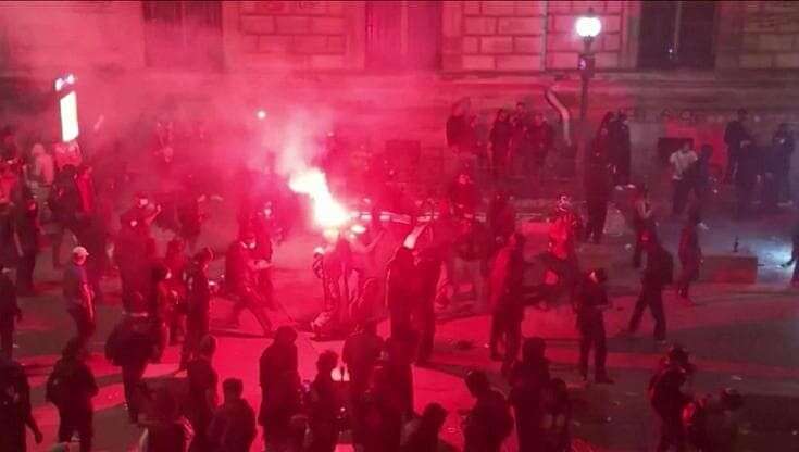 Parigi, scontri e cariche di polizia dopo la manifestazione per celebrare la vittoria del Fronte Popolare