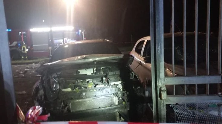 Bomba distrugge le auto del giornalista Sigfrido Ranucci e della figlia davanti alla loro casa a Pomezia