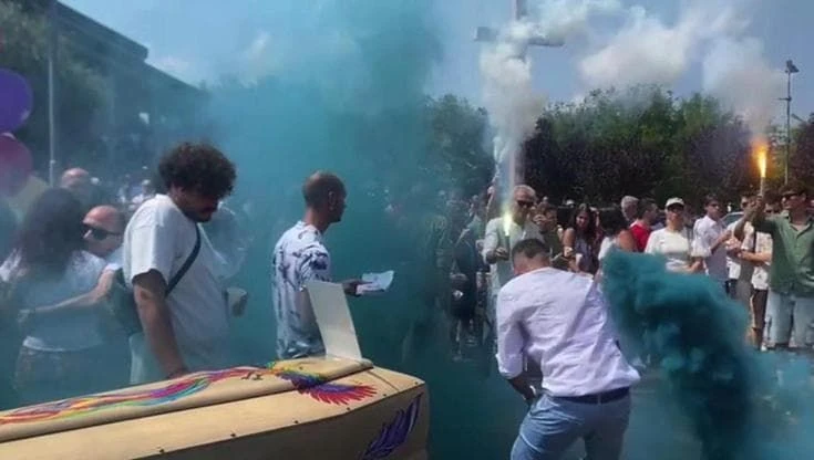 Fiori, colori e le note di Bob Marley al funerale di Alex Marangon