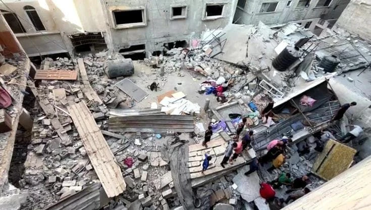 Gaza, 80 morti in 24 ore. Si scava tra le macerie per trovare sopravvissuti al raid dell'Idf