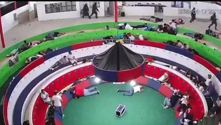 Ecuador, gang fa irruzione a combattimento tra galli e ruba 20mila dollari: il video della strage