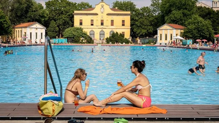 Atti vandalici alla piscina Romano: l’unico centro balneare comunale sarà chiuso fino a venerdì 27