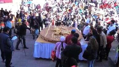 Bolivia, il sandwich gigante: 380 chili di carne per battere il record