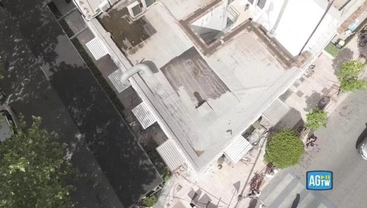 Terracina, crolla il tetto dell'Essenza: le riprese dall'alto mostrano un cedimento impressionante