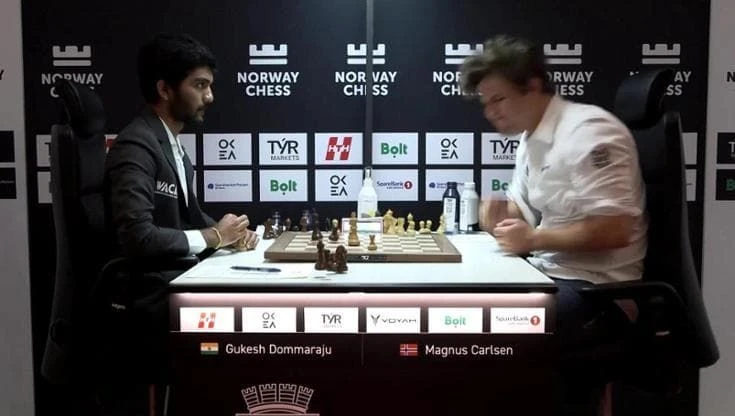 Scacchi, la rabbia di Magnus Carlsen: sconfitto dal campione 19enne sbatte il pugno sul tavolo