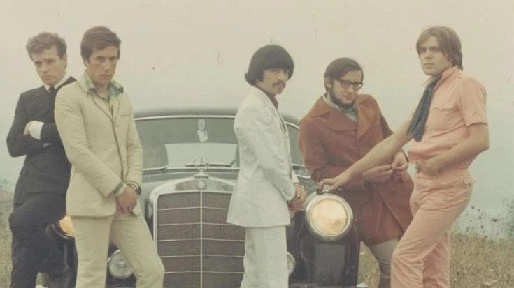 “Nomade che non sono altro”, su Rai 3 il doc sulla storia e le canzoni dei Nomadi