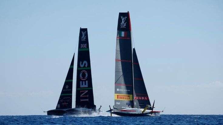 Luna Rossa contro Ineos per restare in corsa nella finale di Louis Vuitton Cup, la diretta da Barcellona