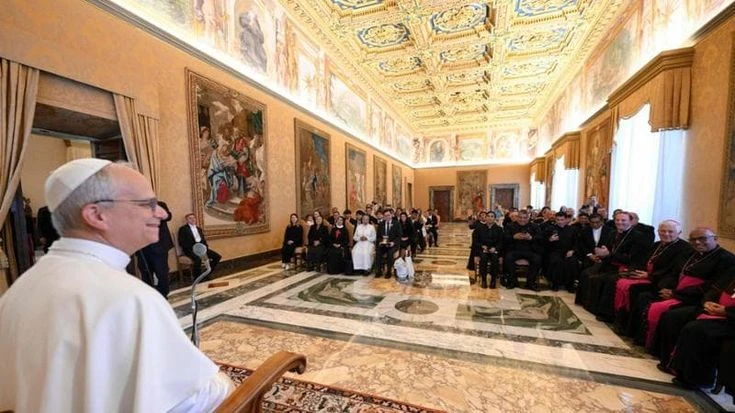 Leone XIV torna a sorpresa nel suo ex ufficio da cardinale