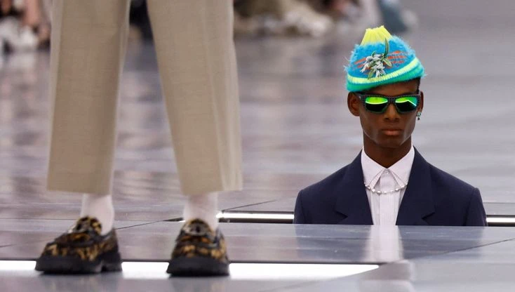 Dior Homme SS24: Kim Jones celebra il quinto anniversario alla direzione creativa