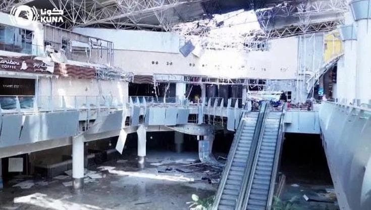 Nell'aeroporto del Kuwait devastato dal raid notturno: il bilancio è di un morto e decine di feriti