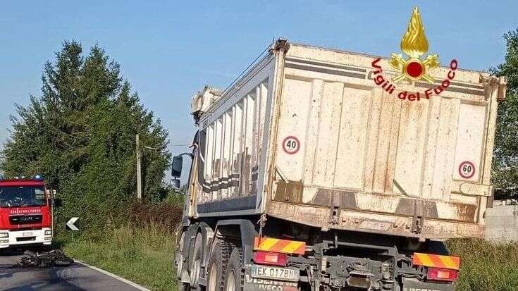 Scontro tra un camion e una moto a Lainate: morto l’uomo sulla due ruote, aveva 50 anni