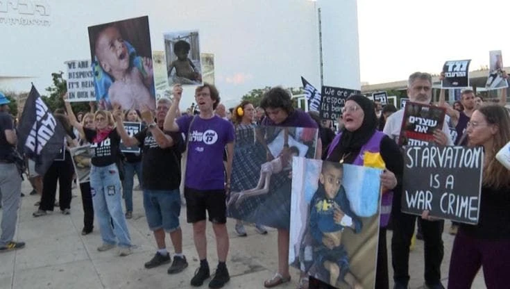 Tel Aviv, sacchi di farina come bebè in braccio: i manifestanti chiedono la fine della guerra a Gaza