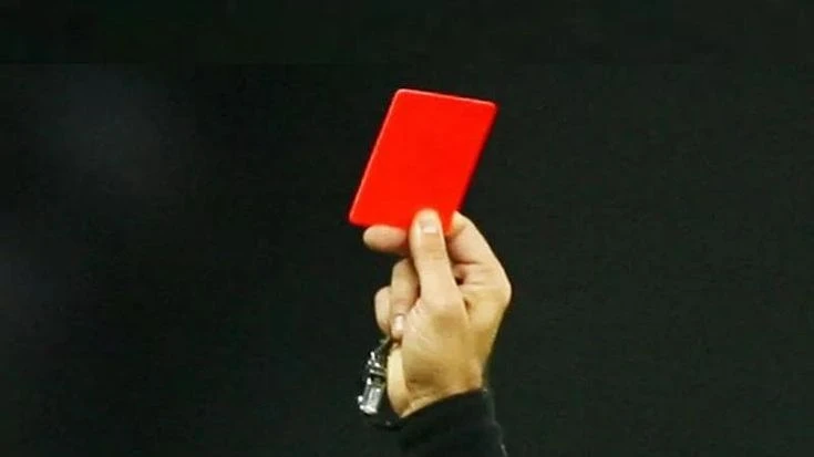 Sassari, arbitro di 16 anni aggredito dopo un cartellino rosso: sospesa la partita