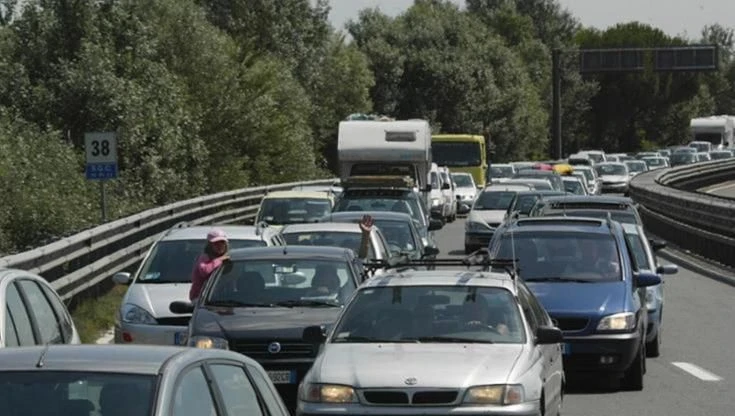 Incidente in A1 nel Bolognese, acqua agli automobilisti bloccati nella coda di 14 km