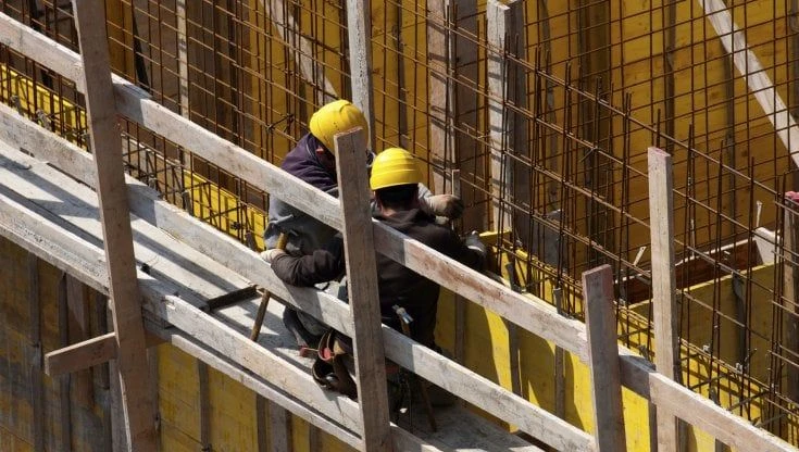 Caldo, a Taranto malore per quattro operai nel cantiene del nuovo ospedale. La Cisl: 