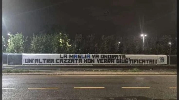 Dai tifosi dell’Atalanta uno striscione per Lookman: “Onora la maglia”