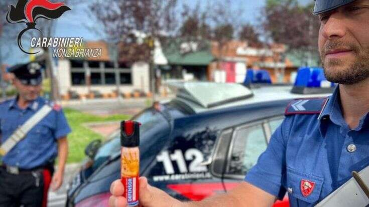 Spruzza lo spray al peperoncino in un Mc Donald’s: panico tra i clienti e fuga dal locale. Denunciato un 15enne