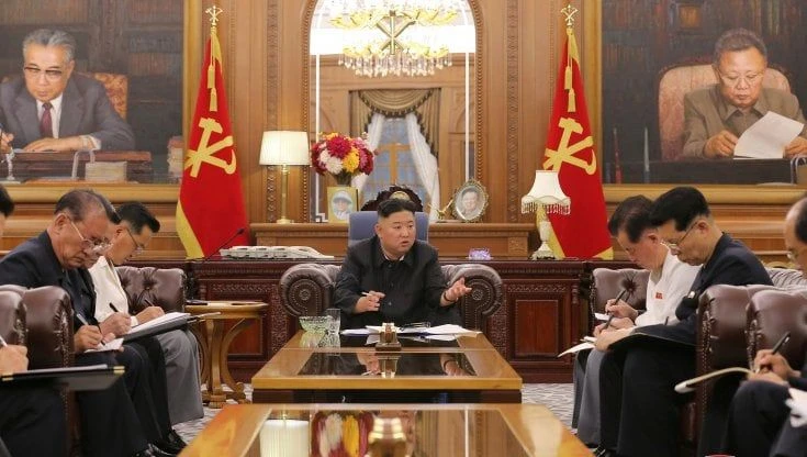 Nord Corea, occhio al cinturino: Kim Jong-un è dimagrito. E Seul si preoccupa
