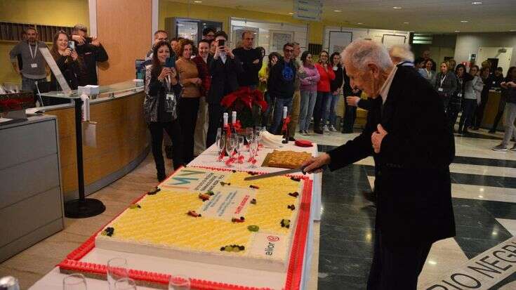 Il professore Silvio Garattini compie 95 anni: la festa con i suoi ricercatori al Mario Negri