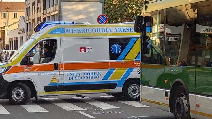 Ciclista 60enne sbatte contro un autobus fermo a Milano: l’incidente in via Caldera, ricoverato in condizioni critiche