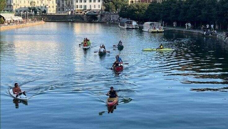 In canoa da Candoglia alla Darsena, sulla via del marmo con cui è stato costruito il Duomo di Milano