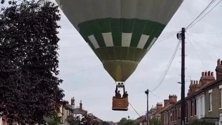 Inghilterra, l'atterraggio d'emergenza della mongolfiera: la manovra di alta precisione salva tutti