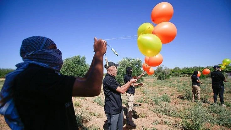 Israele, il governo Bennett risponde con i raid su Gaza ai palloni incendiari di Hamas