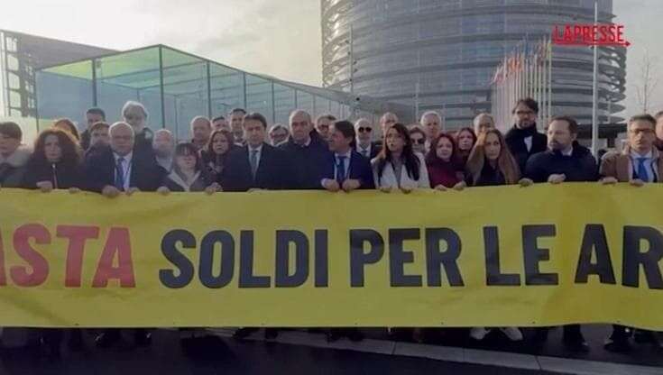 Giuseppe Conte alla protesta M5S contro ReArm Europe a Strasburgo: 