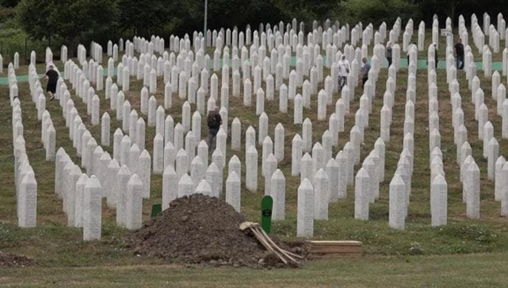 Massacro di Srebrenica, la città bosniaca ricorda i 30 anni dal massacro