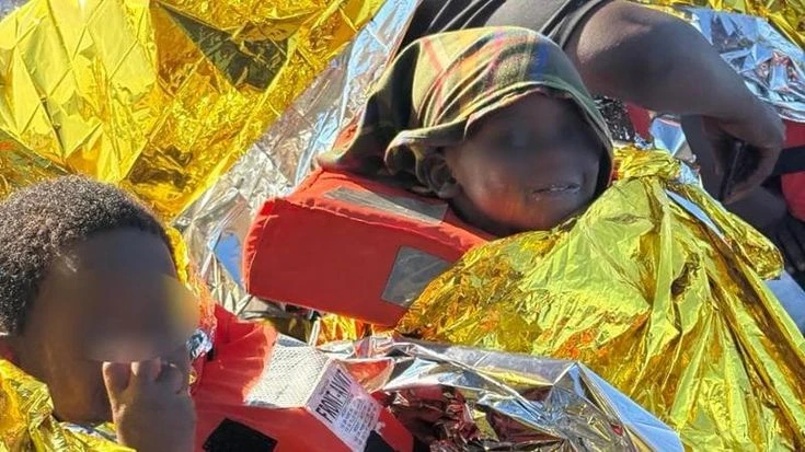 Lampedusa, il veliero di Arci salva 50 migranti. “La Guardia costiera ignora le nostre richieste”