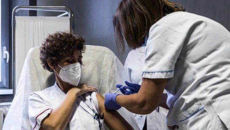 Covid, per i guariti basta una sola dose di vaccino