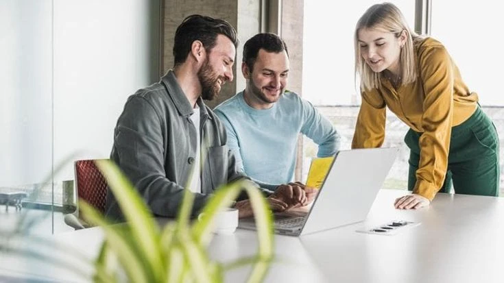 Così l’IA aiuta i lavoratori, dall’analisi dati alla comunicazione in lingua straniera