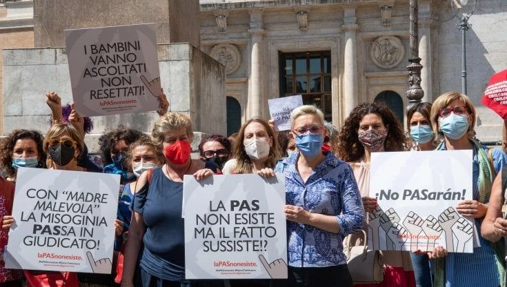 Montecitorio, la protesta in piazza contro l'allontanamento dei figli per alienazione parentale