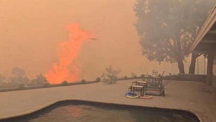 Los Angeles, incendio a Pacific Palisades: l'attore James Woods filma i roghi davanti alla sua villa